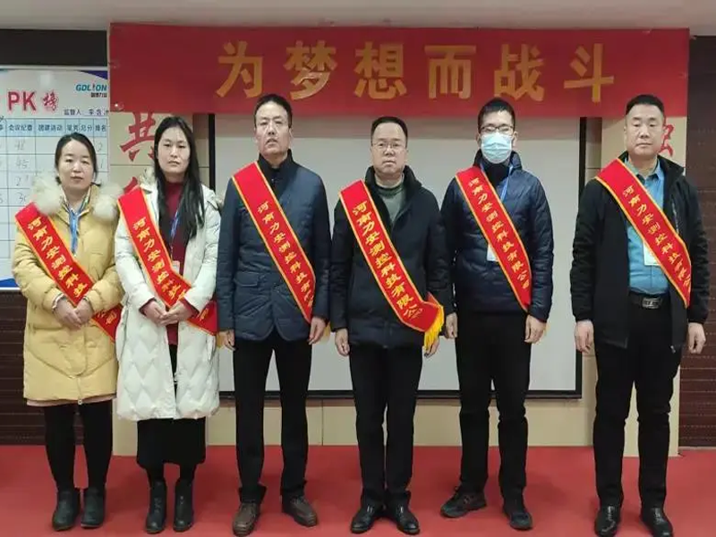 他們是一束光，為伊始照亮